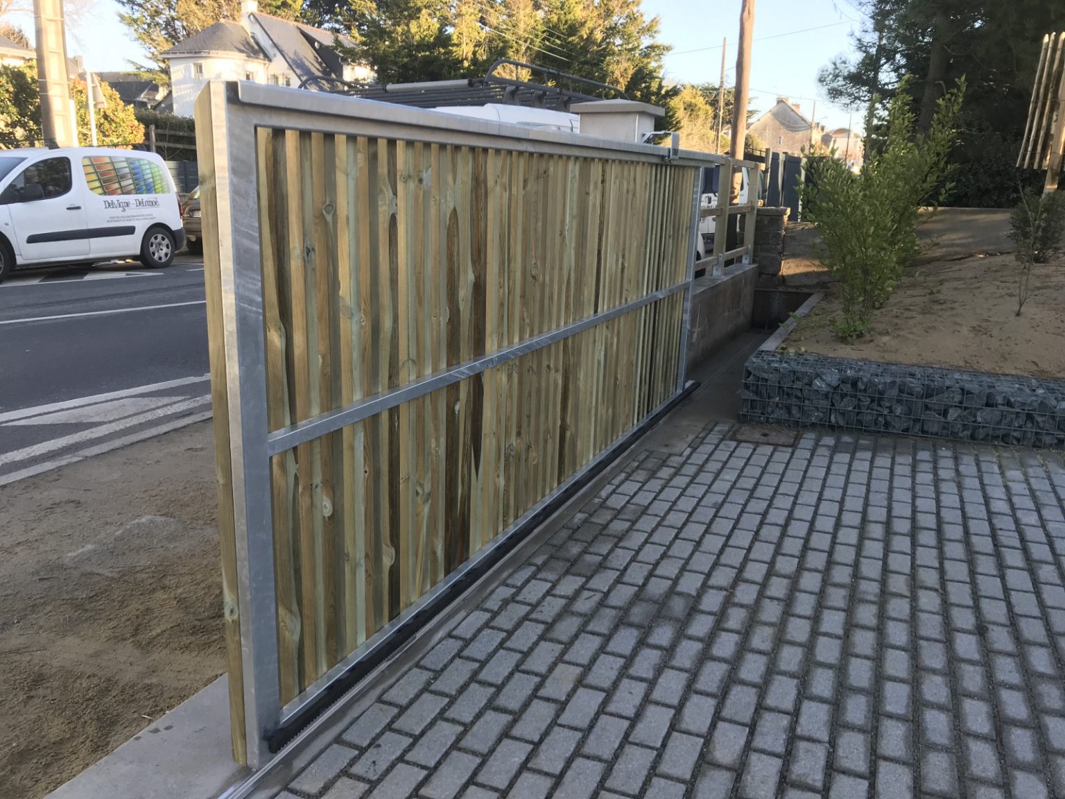 Portail coulissant métal et bois Soudure Atypique